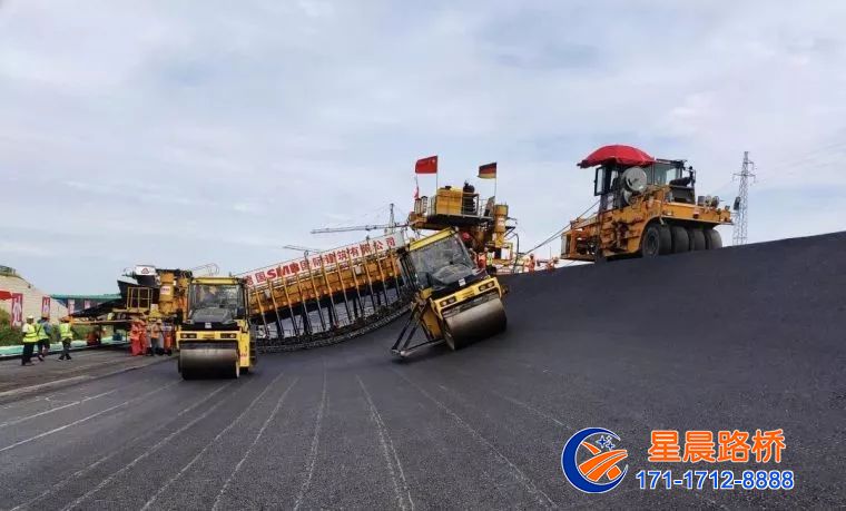 全世界僅有兩臺的攤鋪機！高速環道曲面瀝青攤鋪施工現場！